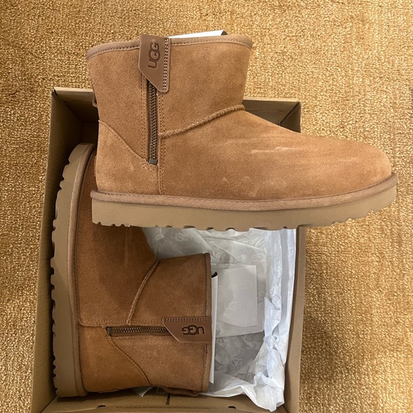 NEW IN BOX! UGG Mini Bailey Zip Boots - Picture 2 of 5